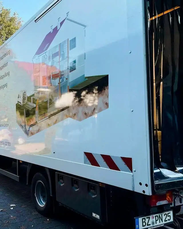Einsatzfahrzeug des Partnerbetriebs P&N Kanaltechnik vor einem Wohnhaus