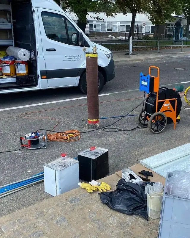 Liner-Zuschnitt am offenen Transporter des Partnerbetriebs